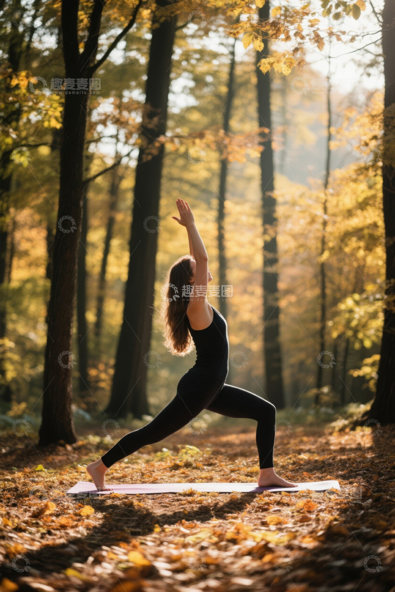 高清大图下载【趣麦麦图】女子在秋日树林中做瑜伽
