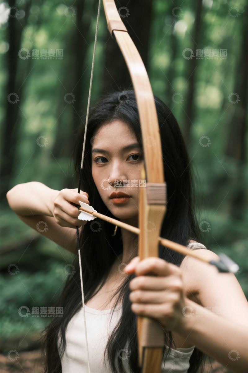 高清大图下载【趣麦麦图】森林中女子拉弓射箭瞬间