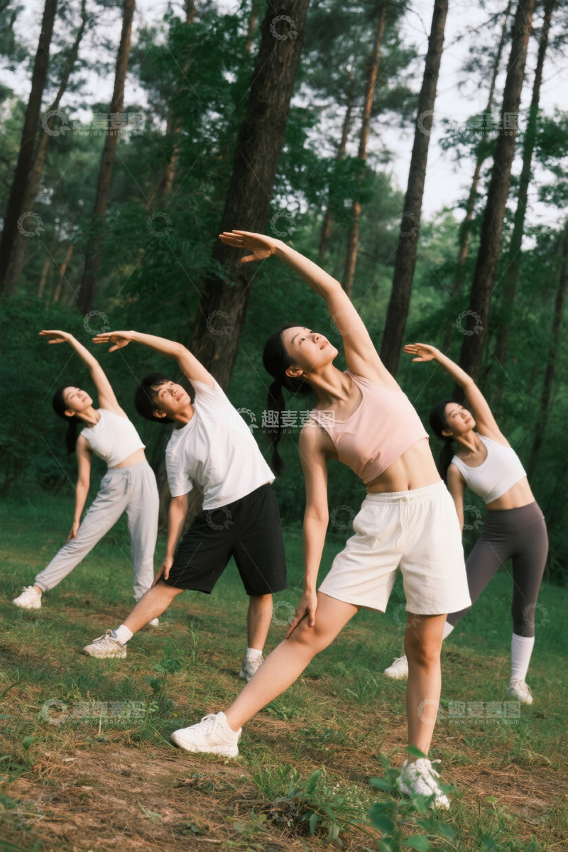高清大图下载【趣麦麦图】户外树林中人群做伸展运动
