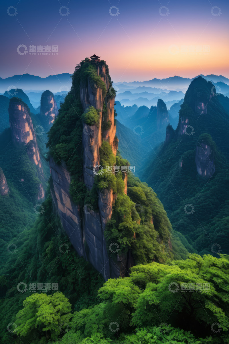 高清大图下载【趣麦麦图】山间森林中的高耸山峰景观