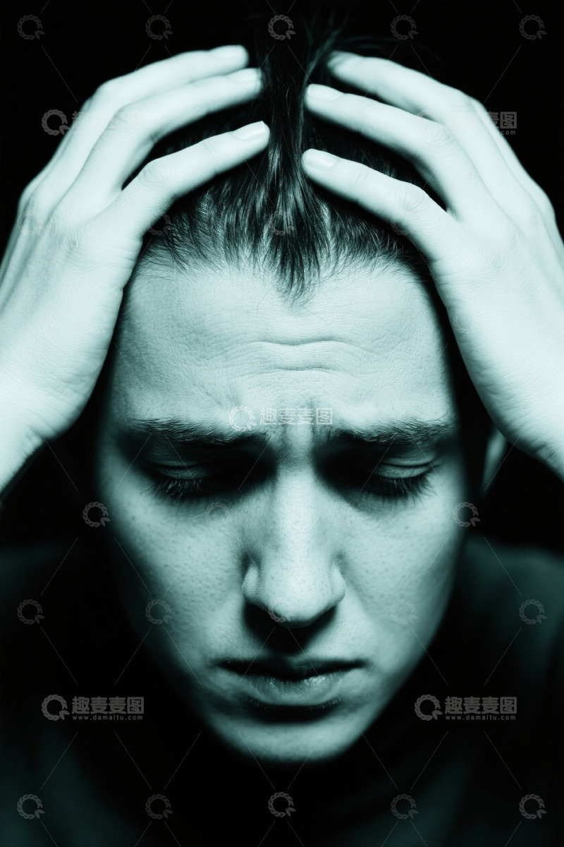 高清大图下载【趣麦麦图】双手抱头神情焦虑的人物特写