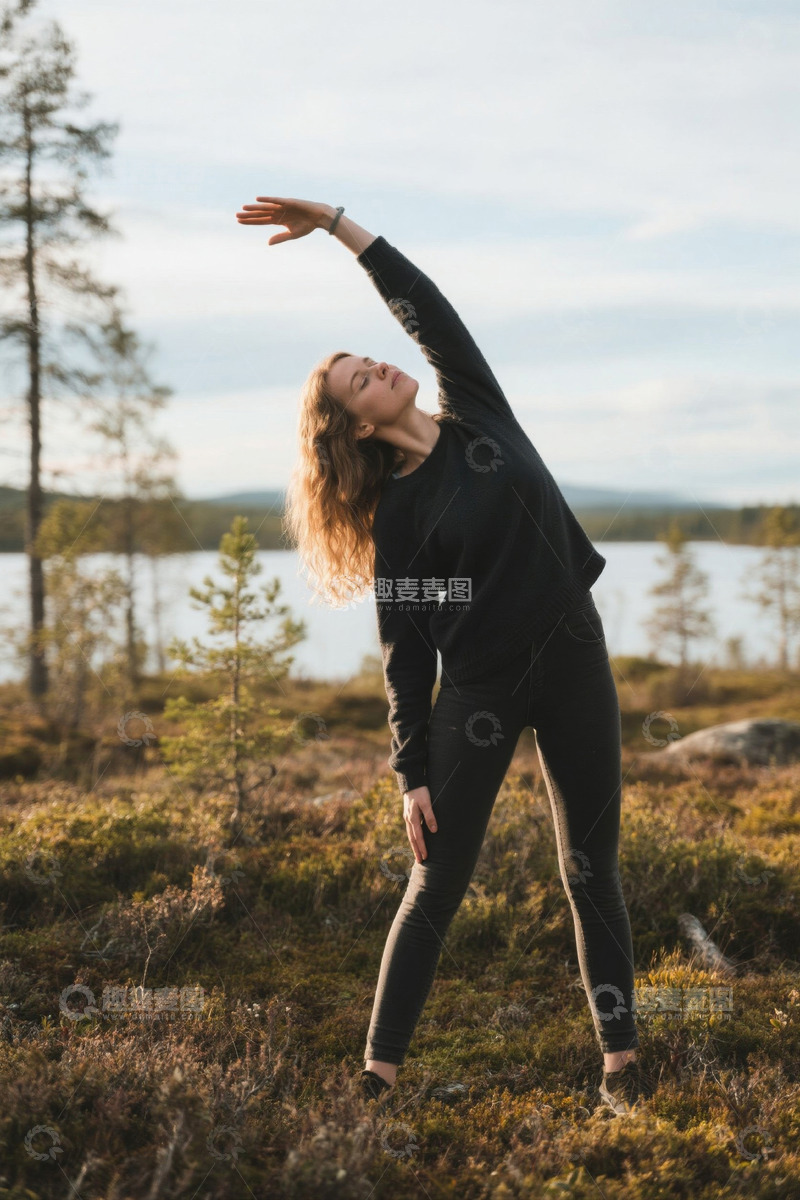 高清大图下载【趣麦麦图】户外女子伸展身体锻炼