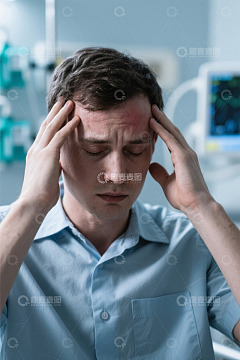 男人双手抱头面露痛苦