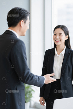 办公室里两位职场人士交谈