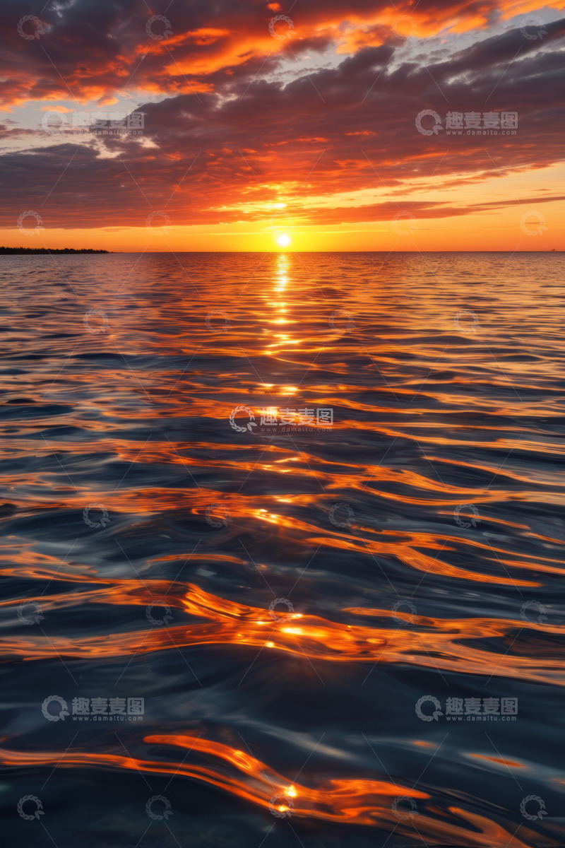 高清大图下载【趣麦麦图】海上日落时分的壮丽景象