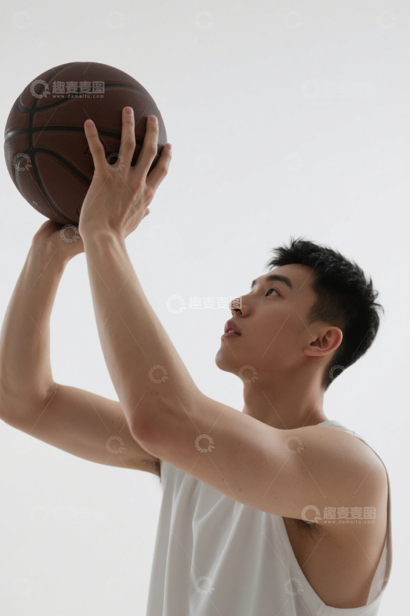 高清大图下载【趣麦麦图】年轻男子投篮瞬间特写