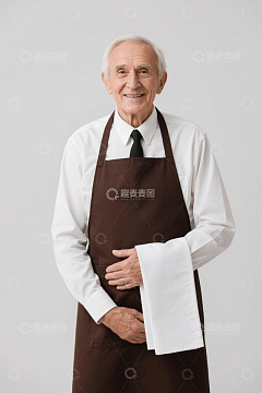 笑容可掬的老年服务员