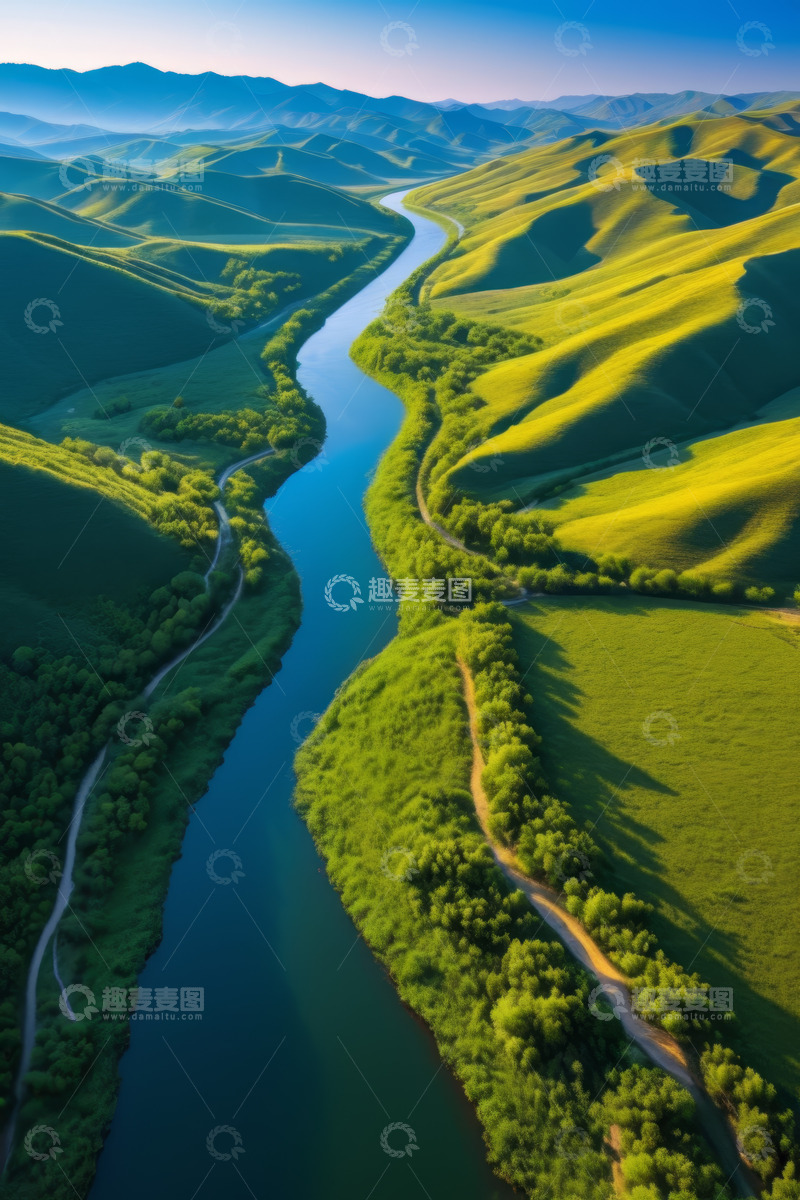 高清大图下载【趣麦麦图】航拍蜿蜒河流与绿色山丘景观