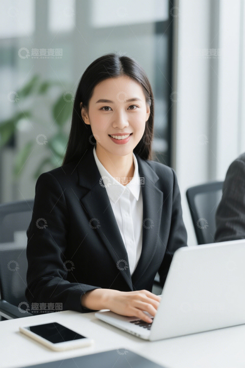 高清大图下载【趣麦麦图】职场女性自信微笑办公场景