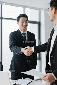 西装男士商务握手场景