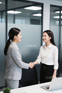 职场女性握手洽谈合作