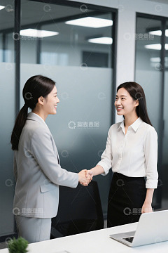 职场女性握手洽谈合作