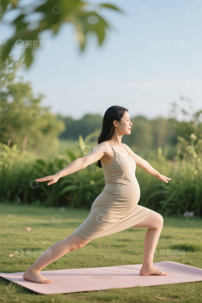 高清大图下载【趣麦麦图】孕妇户外瑜伽练习舒展身姿