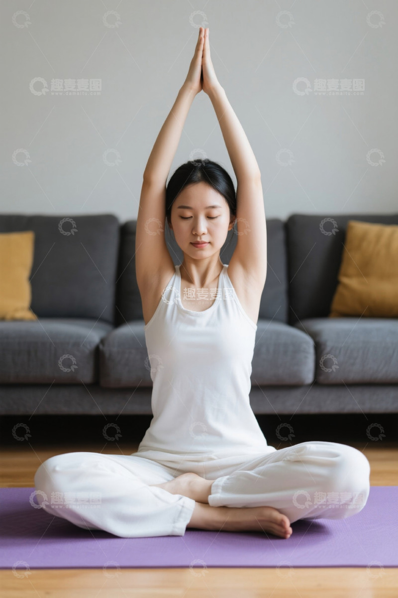 高清大图下载【趣麦麦图】居家瑜伽练习的年轻女子