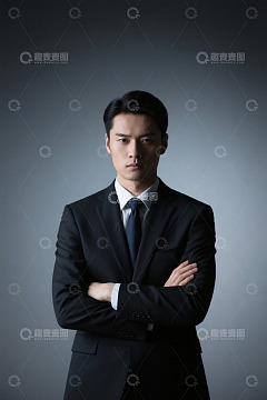 严肃自信的年轻商务男士