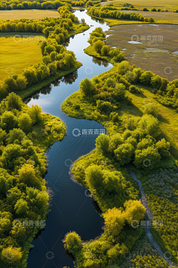 航拍蜿蜒河流与周边绿意风光
