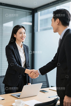 商务人士握手洽谈合作场景