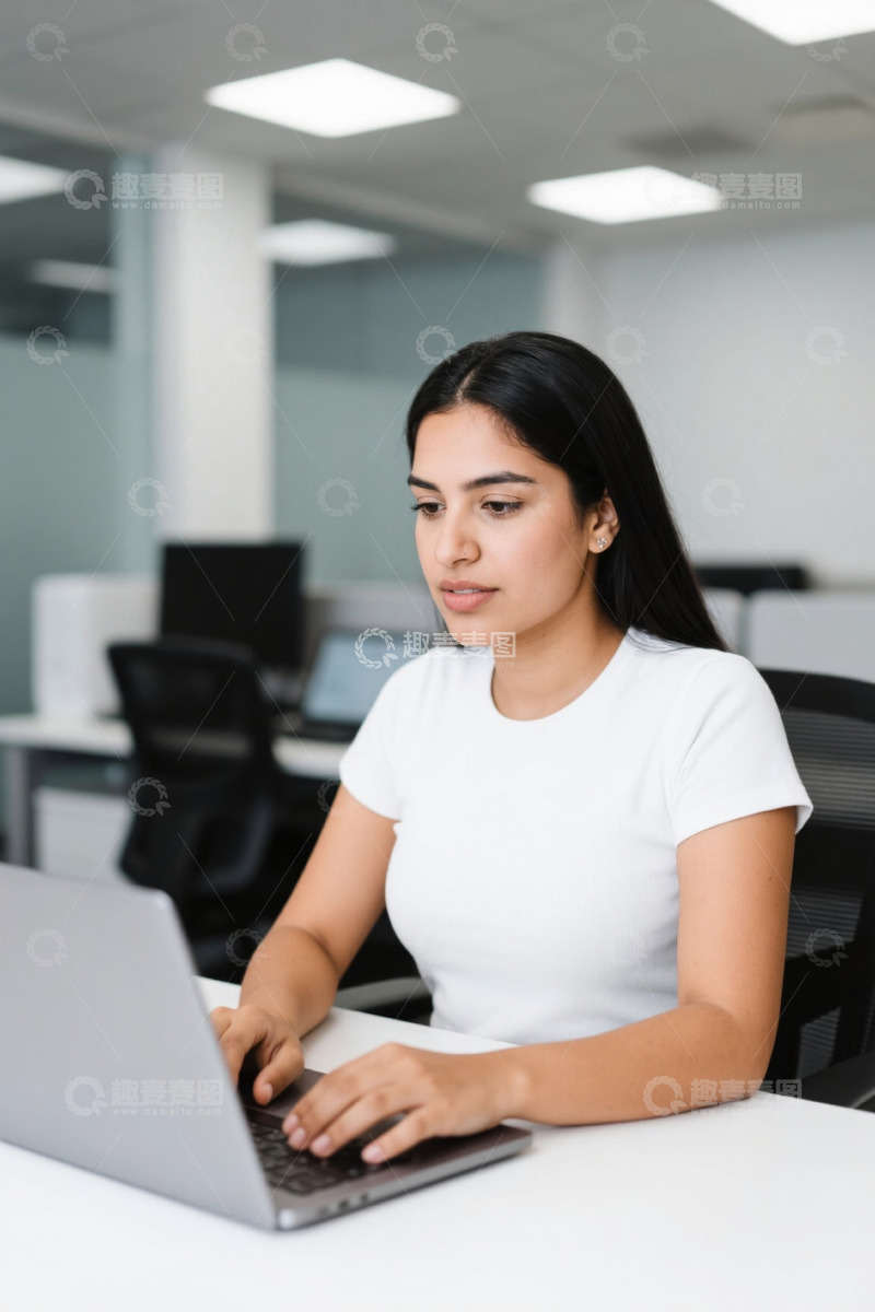 高清大图下载【趣麦麦图】年轻女子办公室电脑工作