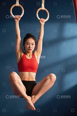 女子吊环运动优雅身姿