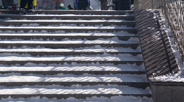 雪后台阶积雪景象