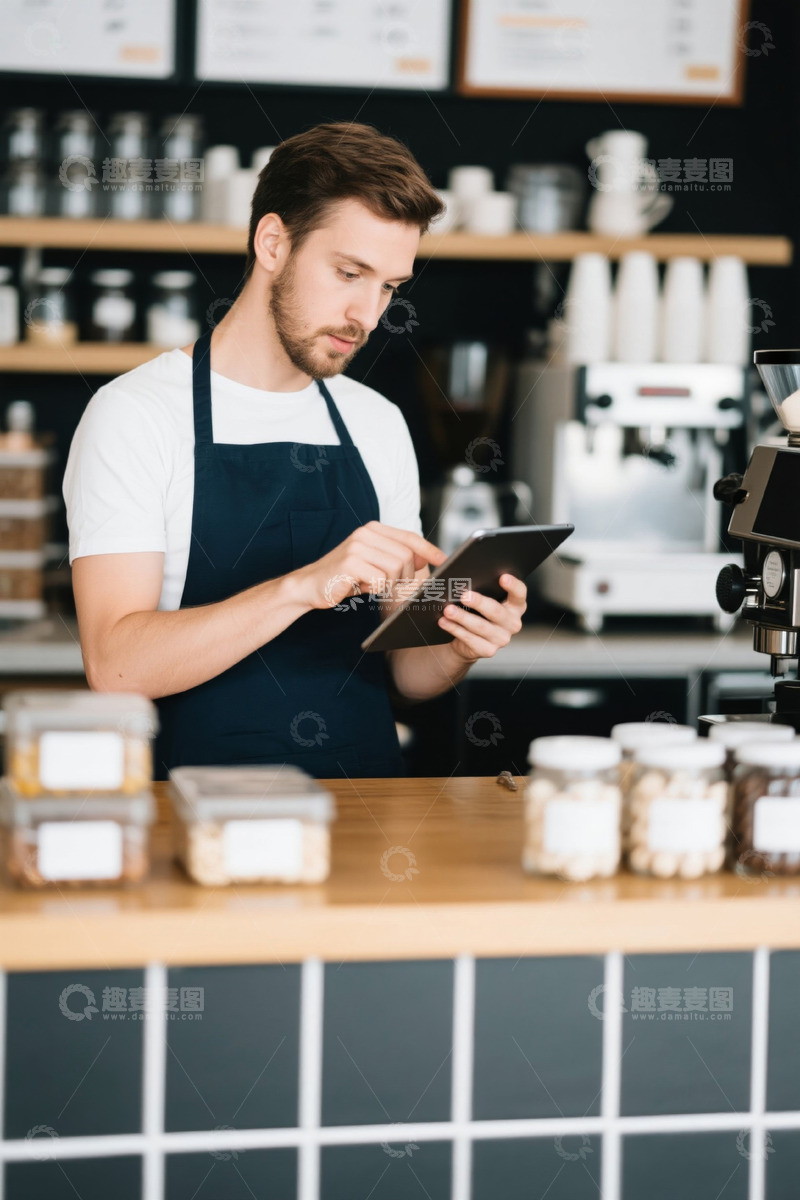 高清大图下载【趣麦麦图】咖啡店员工使用平板电脑工作