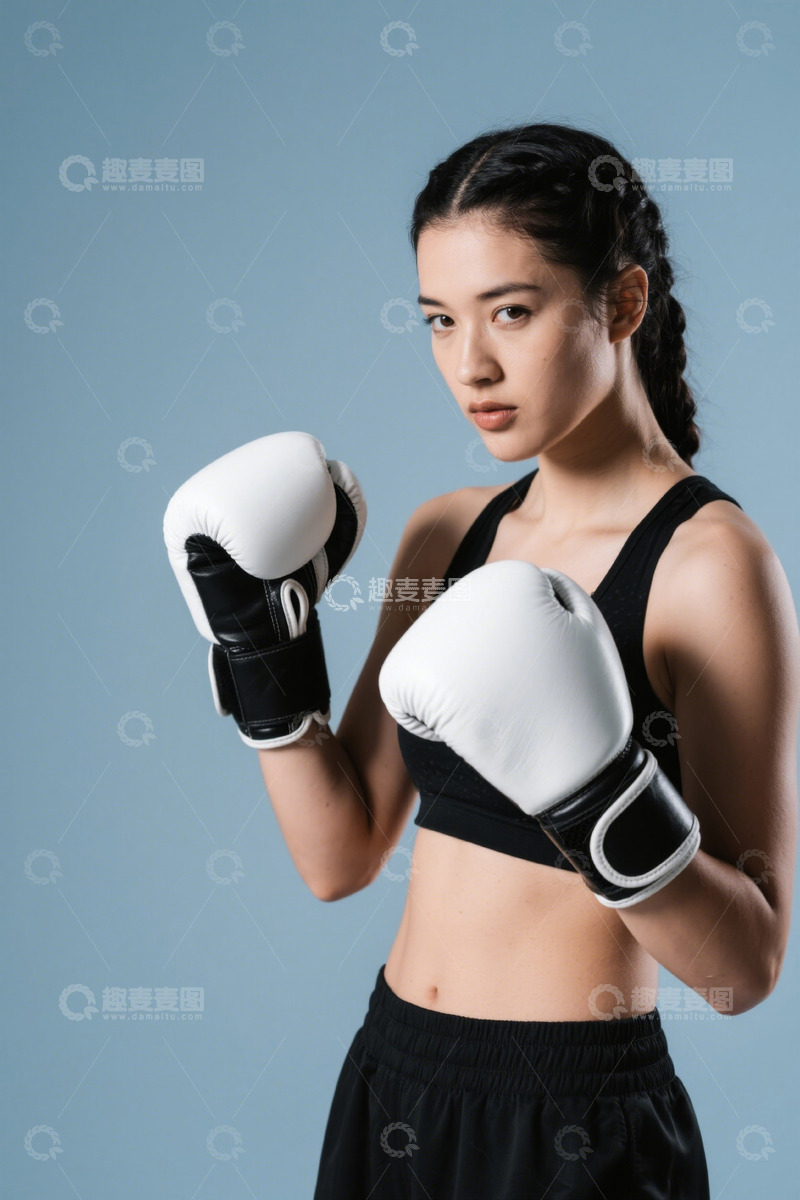 高清大图下载【趣麦麦图】戴拳击手套的年轻女拳击手