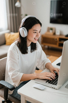 戴耳机女子在家办公使用电脑