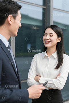 商务人士户外谈话交流
