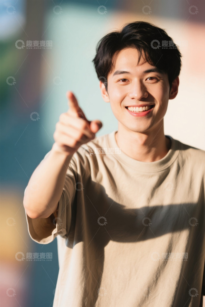 高清大图下载【趣麦麦图】阳光下微笑的亚洲青年指点方向