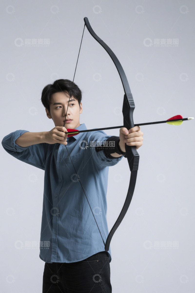 高清大图下载【趣麦麦图】年轻男子练习射箭英姿飒爽