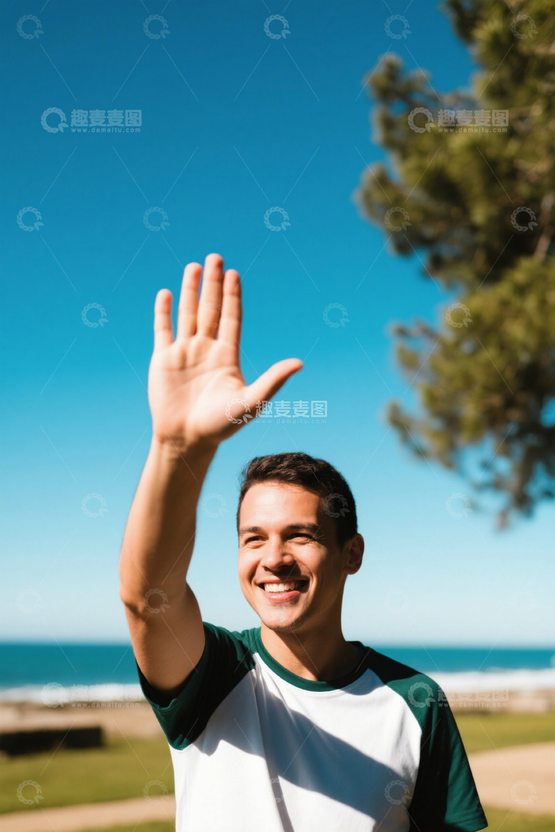 高清大图下载【趣麦麦图】阳光下挥手的快乐青年