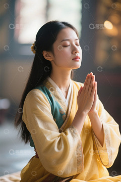身着古装女子虔诚祈祷