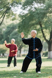 公园里两位老人练习太极拳