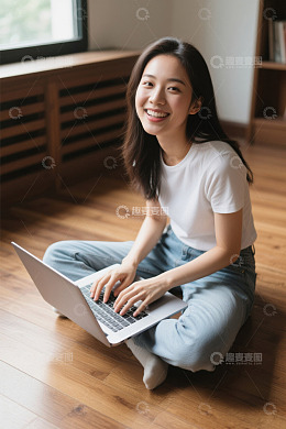 女孩在家中地板上使用笔记本电脑
