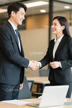 职场人士握手交流合作愉快