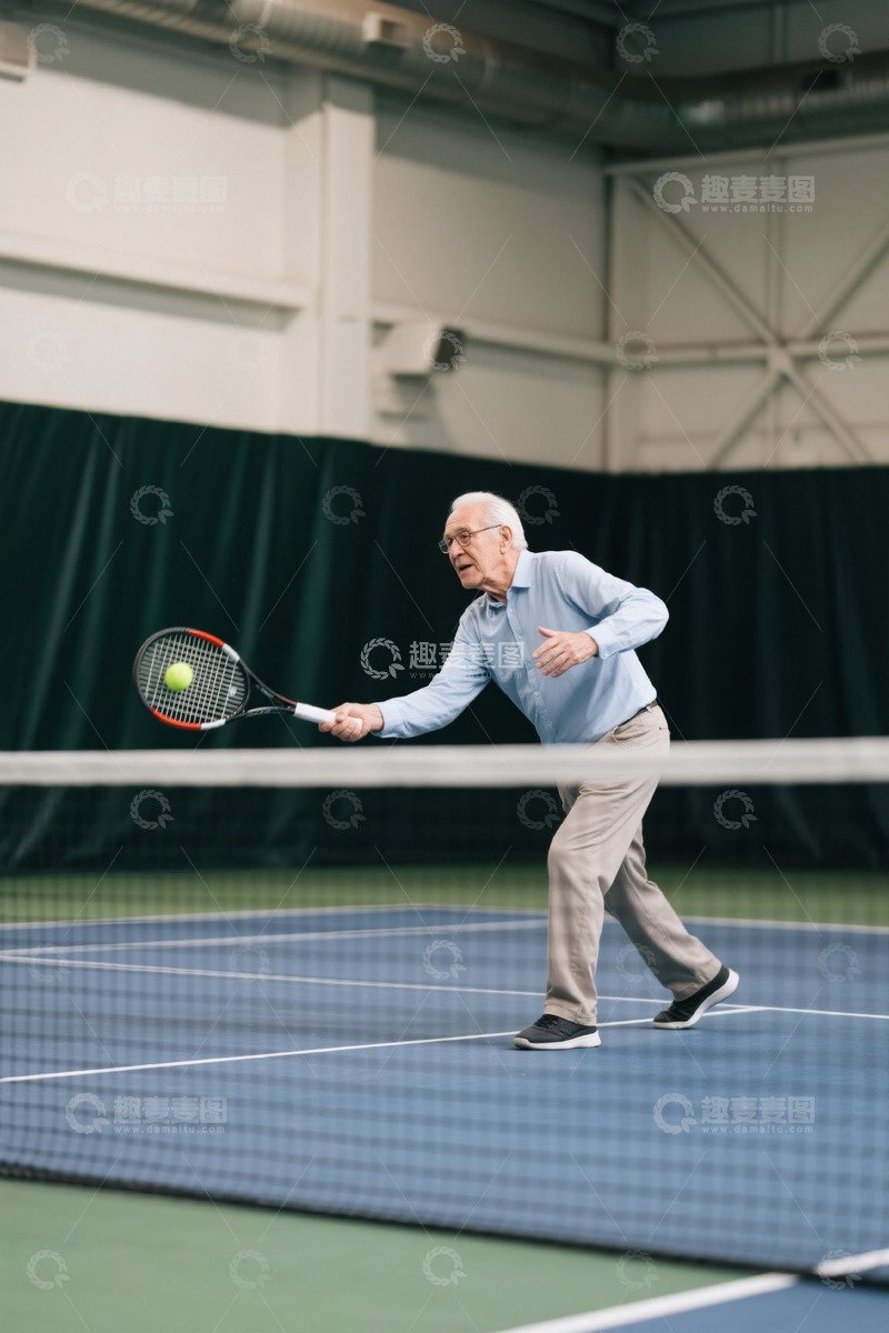 高清大图下载【趣麦麦图】老年男子室内网球场挥拍击球