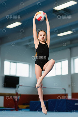 体操女孩空中抛球动作优美