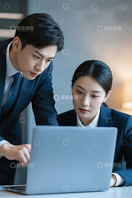 职场精英合作办公电脑