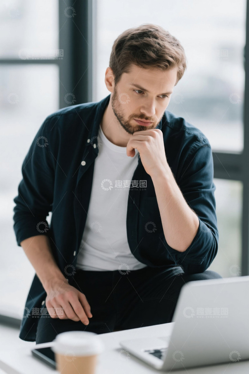 高清大图下载【趣麦麦图】沉思的年轻男子在电脑前工作