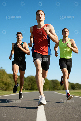 阳光下奔跑的三个年轻人