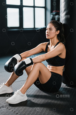 健身房休息的年轻女拳击手