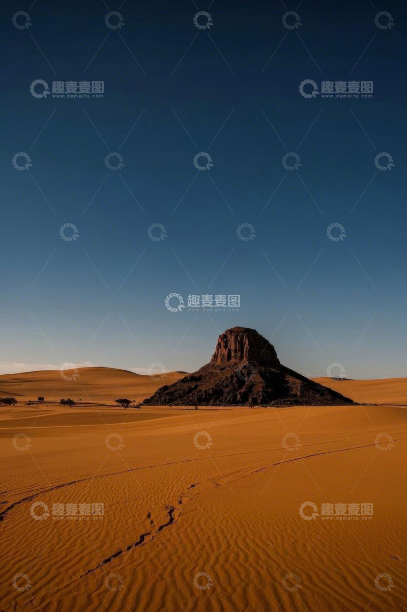 高清大图下载【趣麦麦图】沙漠中的孤峰景观