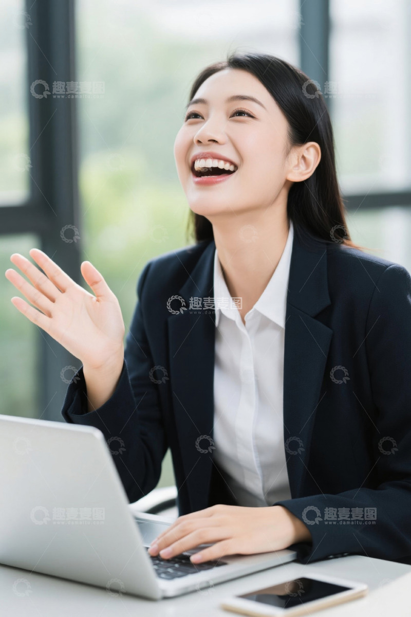 高清大图下载【趣麦麦图】开心商务女性办公场景电脑手机