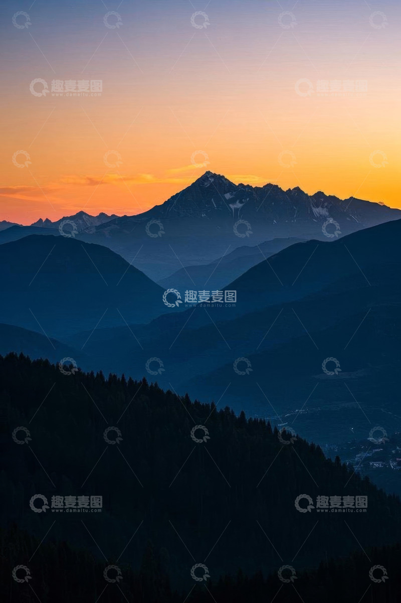 高清大图下载【趣麦麦图】日落时分的山景全景