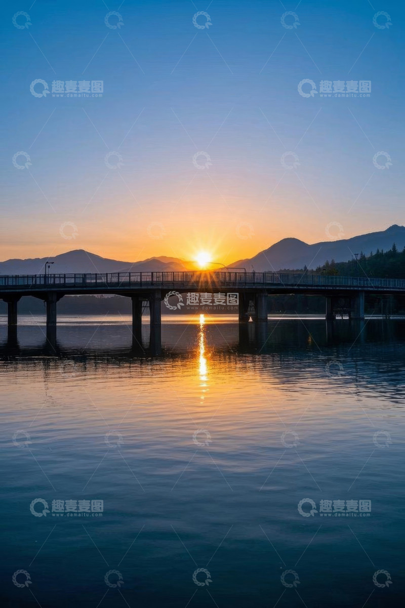 高清大图下载【趣麦麦图】湖面桥梁日出自然风光