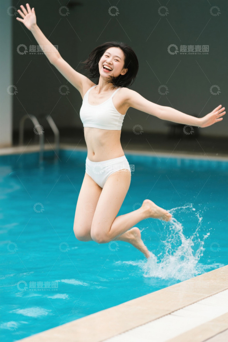 高清大图下载【趣麦麦图】泳池边快乐跳跃的年轻女子