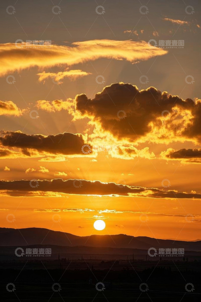 高清大图下载【趣麦麦图】日落时分的天空与远山景观