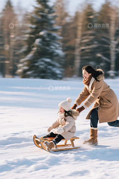 冬日雪地母女玩雪橇快乐场景