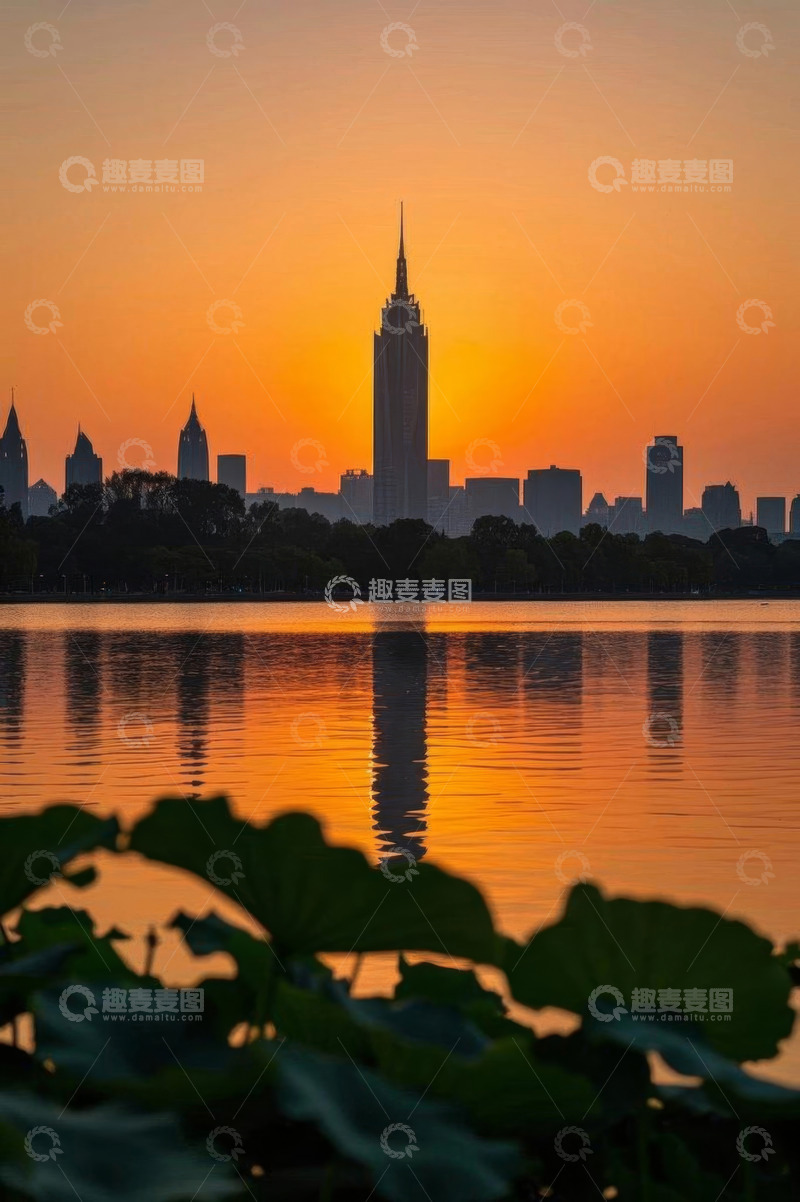 高清大图下载【趣麦麦图】湖畔城市建筑日落景观