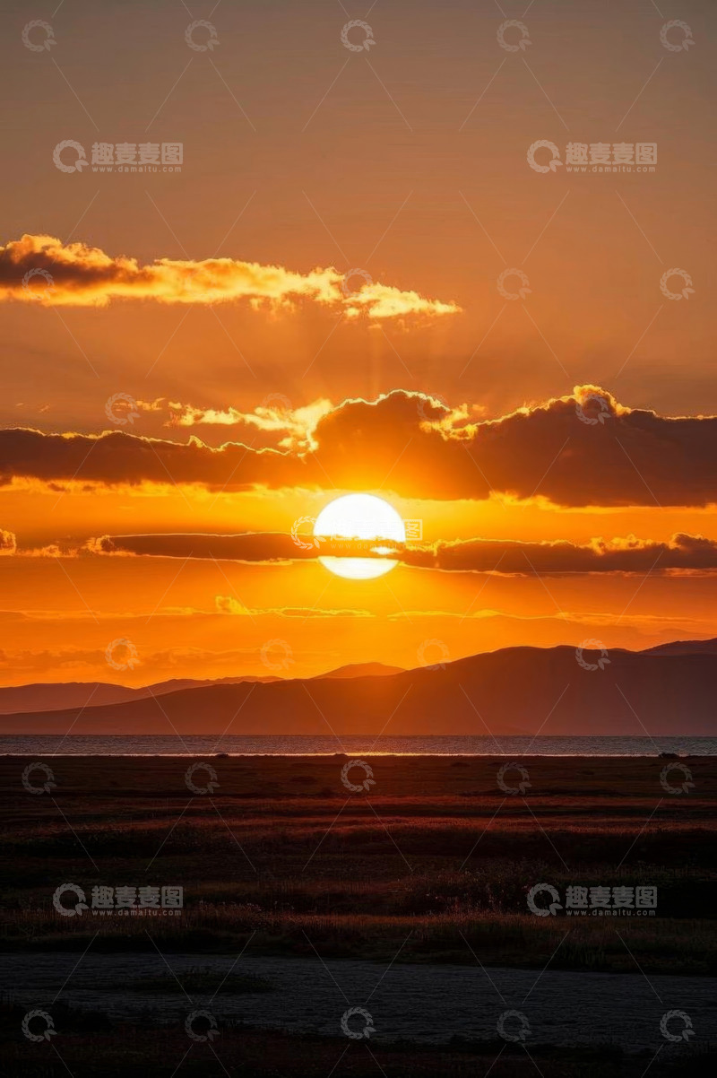 高清大图下载【趣麦麦图】日落时分太阳与远山的自然景观